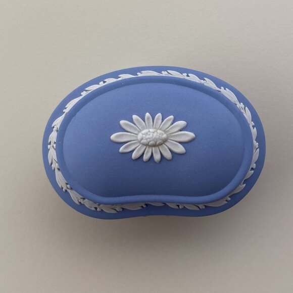 Wedgwood Blue Jasperware Kidney-Shaped Small Trinket Box with White Motif - Picture 2 of 10